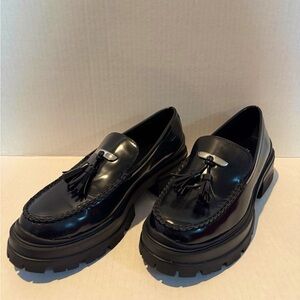 Zara Lug Sole Tassel Loafers, Size 40 (Size 9)
-like-new
-minor scuffing
-black